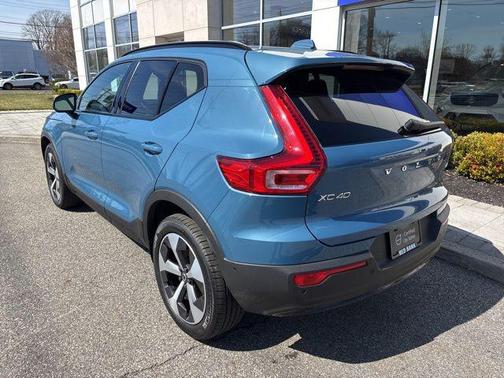 2025 Volvo XC40 B5 Plus Dark Theme