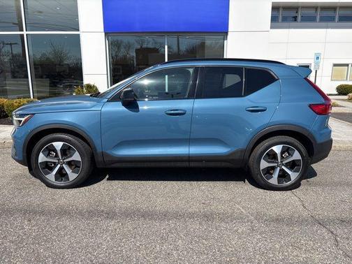 2025 Volvo XC40 B5 Plus Dark Theme