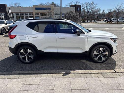 2025 Volvo XC40 B5 Plus Dark Theme