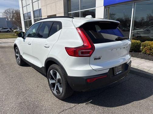 2025 Volvo XC40 B5 Plus Dark Theme