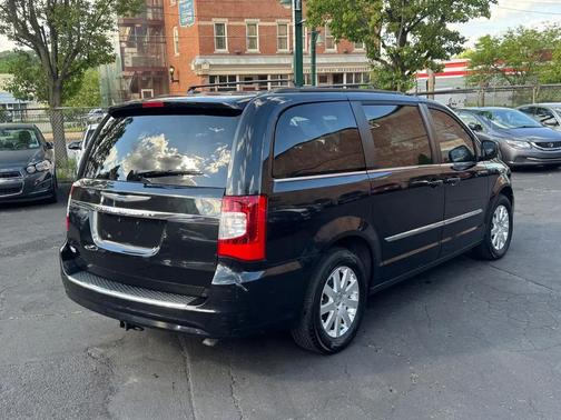 Brilliant Black Crystal Pearlcoat 2015 Chrysler Town & Country Touring