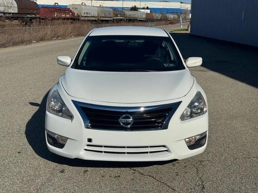 White 2015 Nissan Altima 2.5 SV