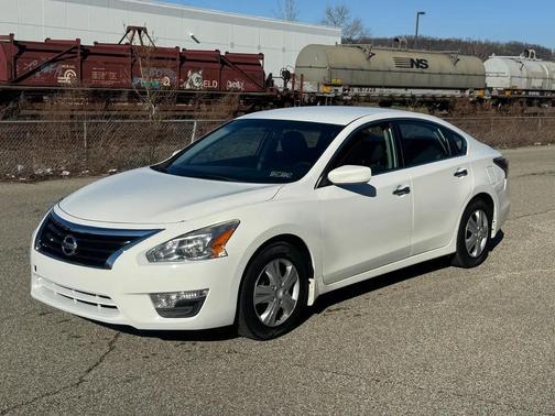 White 2015 Nissan Altima 2.5 SV