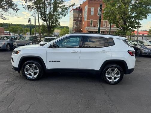 Bright White Clearcoat 2023 Jeep Compass Latitude