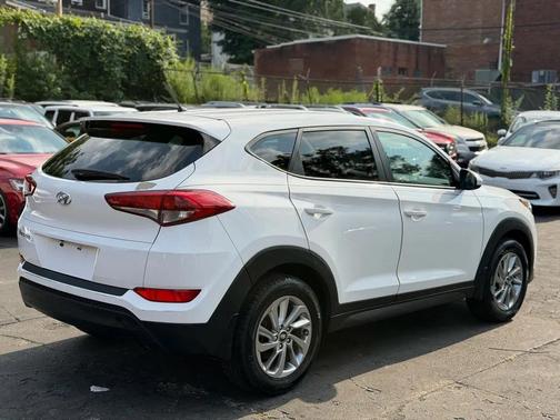 Dazzling White 2018 Hyundai TUCSON SE