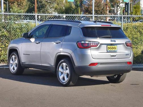 Photo 2 of 31 of 2019 Jeep Compass Latitude