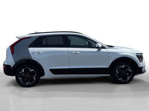 Snow White Pearl 2023 Kia Niro EV Wave
