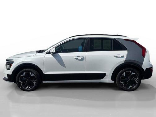 Snow White Pearl 2023 Kia Niro EV Wave