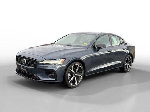 2024 Volvo S60 B5 Plus Dark Theme