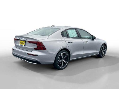 2024 Volvo S60 B5 Plus Dark Theme