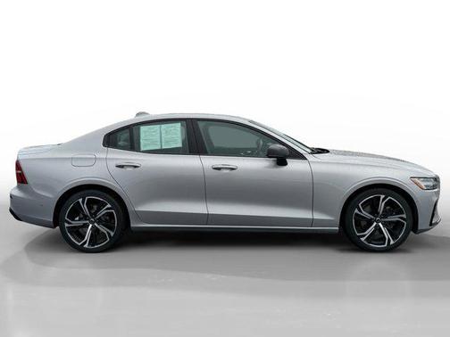 2024 Volvo S60 B5 Plus Dark Theme