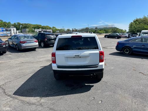 White 2017 Jeep Patriot Sport