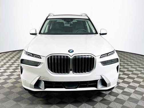 White Metallic 2024 BMW X7 xDrive40i