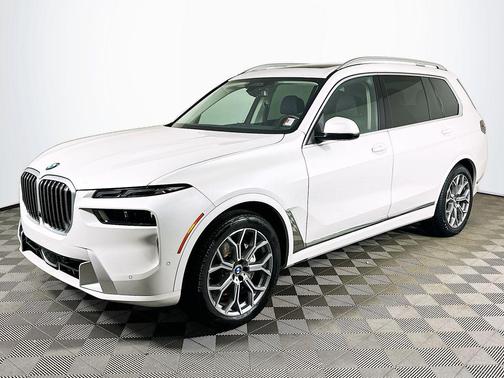 White Metallic 2024 BMW X7 xDrive40i