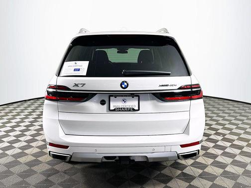 White Metallic 2024 BMW X7 xDrive40i