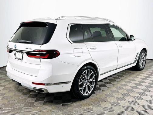 White Metallic 2024 BMW X7 xDrive40i