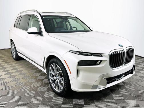 White Metallic 2024 BMW X7 xDrive40i