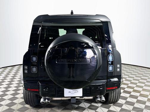 Santorini Black Metallic 2026 Land Rover Defender V8
