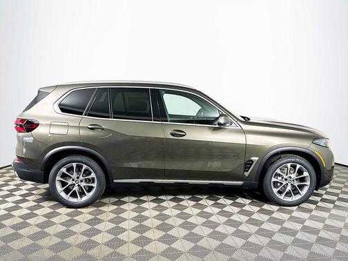 Manhattan Green Metallic 2026 BMW X5 xDrive40i