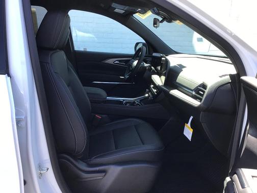 Summit White 2026 Chevrolet Traverse LT