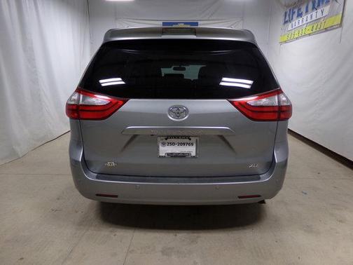 2016 Toyota Sienna XLE