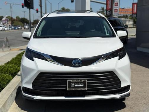 2025 Toyota Sienna LE