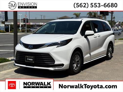 2025 Toyota Sienna LE