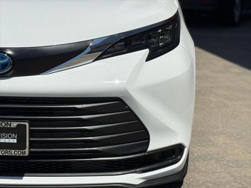 2025 Toyota Sienna LE