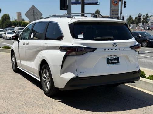 2025 Toyota Sienna LE