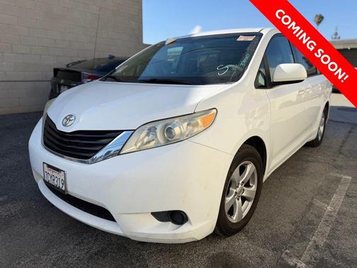 Super White 2014 Toyota Sienna LE