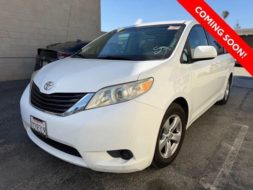 Super White 2014 Toyota Sienna LE