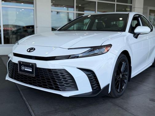 Ice Cap 2026 Toyota Camry SE