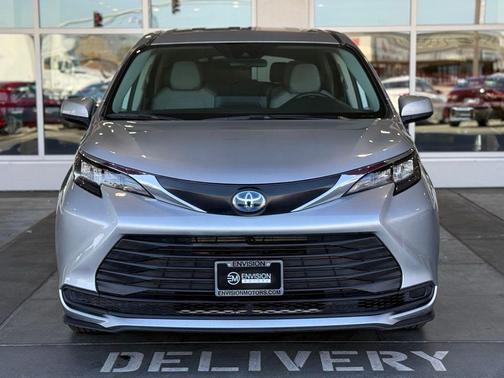 2024 Toyota Sienna LE