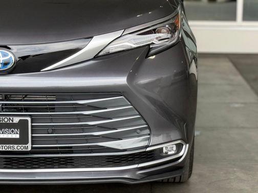 2025 Toyota Sienna Platinum