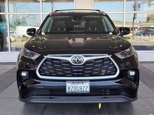 Midnight Black Metallic 2022 Toyota Highlander XLE