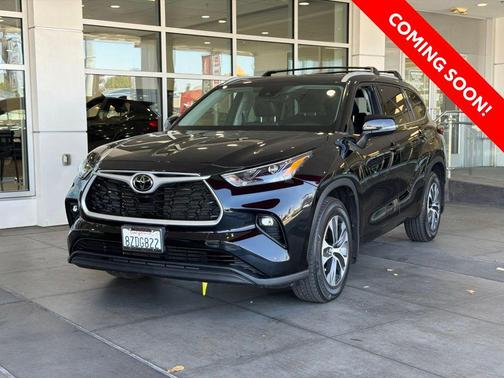 Midnight Black Metallic 2022 Toyota Highlander XLE