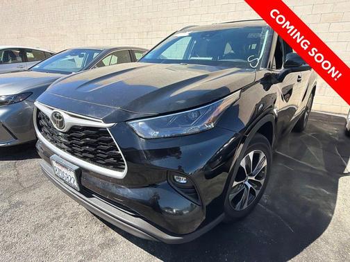 Midnight Black Metallic 2022 Toyota Highlander XLE