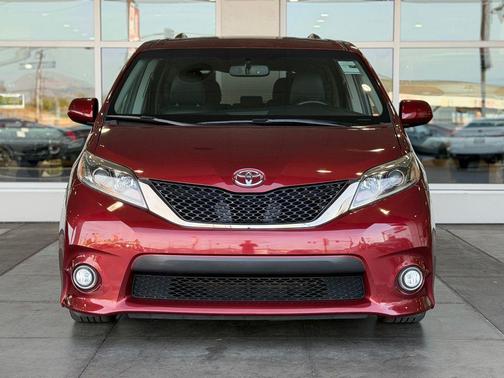 Salsa Red Pearl 2017 Toyota Sienna SE Premium