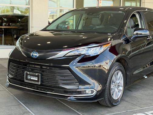 2024 Toyota Sienna XLE 8 Passenger