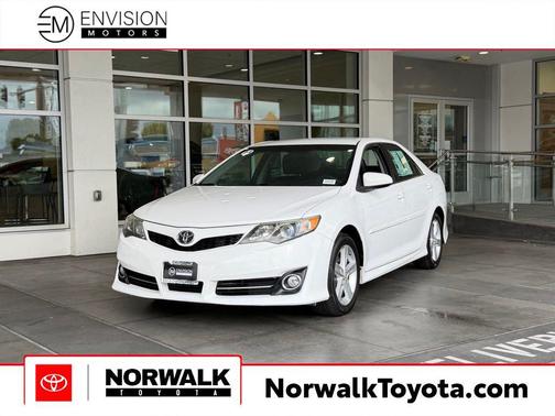 Super White 2014 Toyota Camry SE
