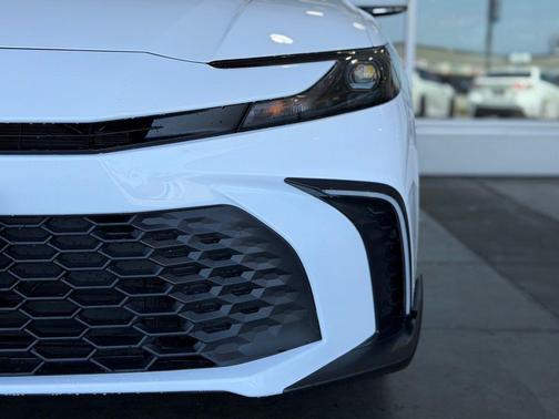 Ice 2026 Toyota Camry SE