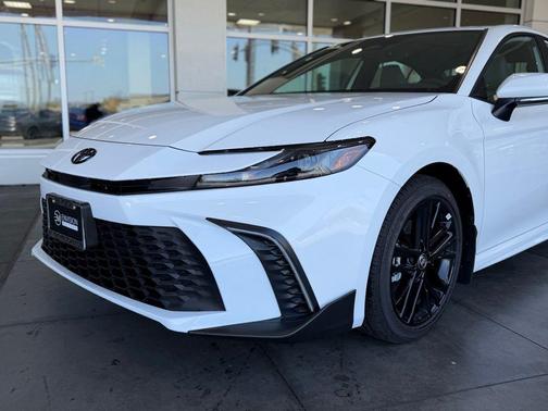Ice 2026 Toyota Camry SE