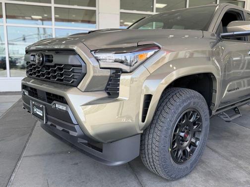 Bronze 2026 Toyota Tacoma TRD Sport