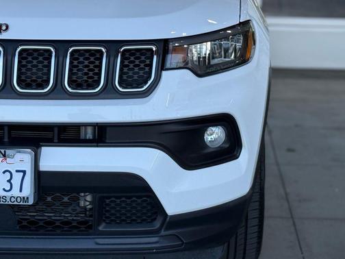 Bright White Clearcoat 2023 Jeep Compass Latitude