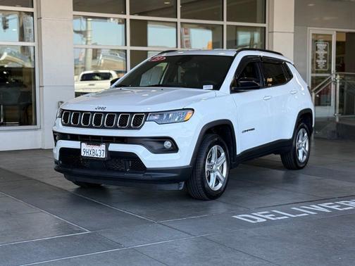 Bright White Clearcoat 2023 Jeep Compass Latitude