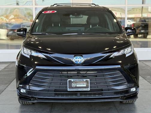 Midnight Black Metallic 2025 Toyota Sienna Woodland Edition