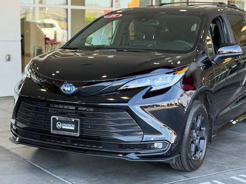 Midnight Black Metallic 2025 Toyota Sienna Woodland Edition