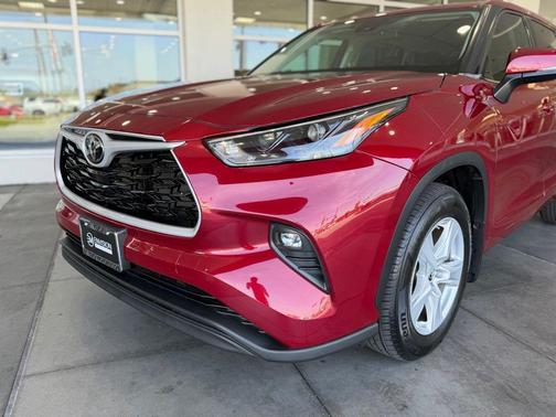 Ruby Flare Pearl 2022 Toyota Highlander LE