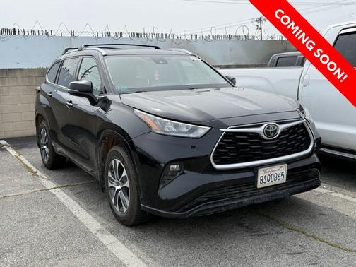 Midnight Black Metallic 2020 Toyota Highlander XLE