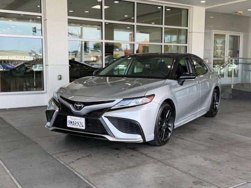 Celestial Silver Metallic/Midnight Black Metallic 2024 Toyota Camry XSE
